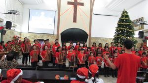 Paduan Suara Musik Angklung dari Gereja Sidang Jemaat Allah Ebenhaezer Surabaya meriahkan Natal BAMAG Surabaya pada hari Rabu (21/12/2016)