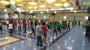 Rakyat Maluku yang ada di Surabaya berdansa bersama dalam acara Maluku Negeriku,1 Nusa, 1 Bangsa, 1 Negeri, 1 Sempe di Hotel Vini Vidi Vici Surabaya pada hari Sabtu (7/1/2017)