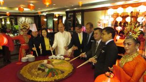 Colin Young bersama dengan staffnya yang ada di Tang Palace Restaurant, JW Marriot Hotel Surabaya pada Kamis (12/1/2017)