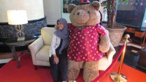 Jelang Imlek, Tamu hotel bisa Selfie Bareng Boneka Teddy Bear Besar di lobi hotel JW Marriot Surabaya