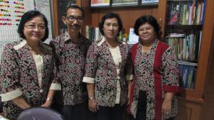 Pose bersama Guru senior dan pegawai sekolah Menengah Atas Kristen Dharma Mulya Surabaya