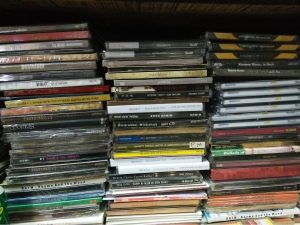 Tumpukan CD Dari Berbagai Album Yang Ada di Toko milik Andi