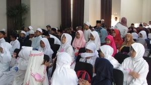 suasana acara buka puasa bersama anak-anak Yatim Piatu dan Kaum Duafa diselenggarakan oleh Indonesian Housekeeper Association bersama dengan Badan Amal dan Zakat Nasional pada hari Jumat (9/6/2017) di Hotel Rich Palace Surabaya