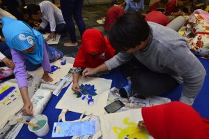 Komunitas Seni Membantu Anak Panti Melukis Tote Bag pada acara Ramadhan Ceria 2017 --- Foto : Yello Hotel Jemursari Surabaya