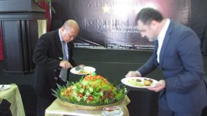 Acara Pemotongan Tumpeng saat Hotel Rich Palace Surabaya menerima penghargaan hotel bintang lima