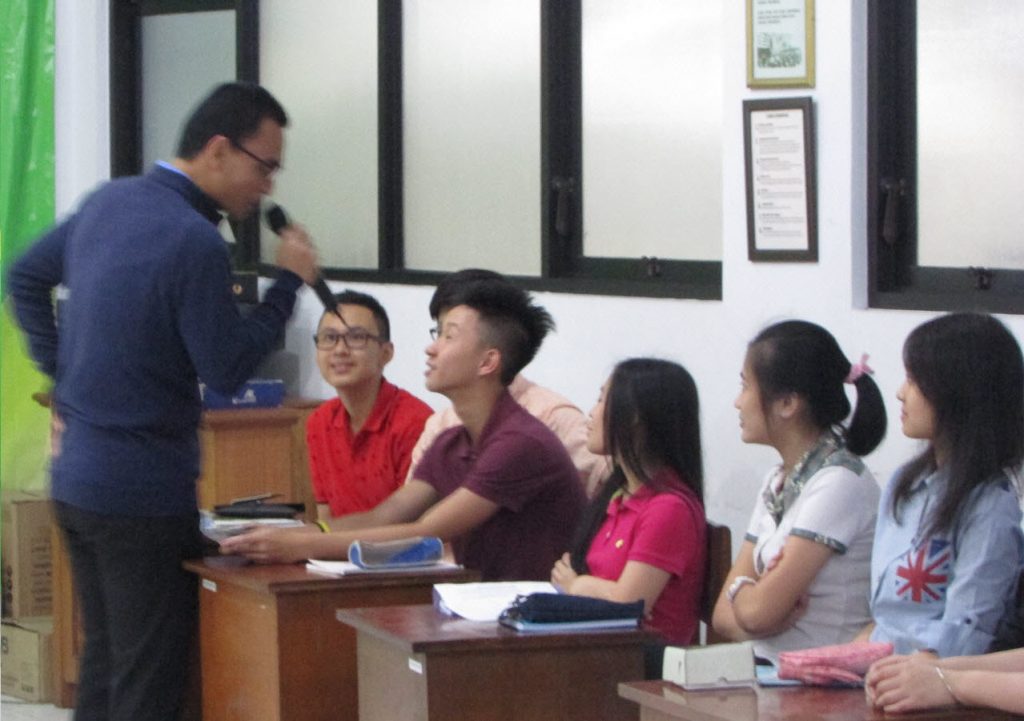 Suasana Latihan Kepemimpinan Pengurus OSIS SMA Kristen Dharma Mulya Surabaya