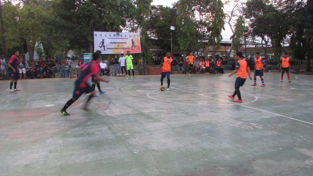 Suasana pertandingan Futsal Mahasiswa Maluku Utara dalam rangka HUT Maluku Utara ke 18 yang diadakan di Universitas Dr. Soetomo Surabaya