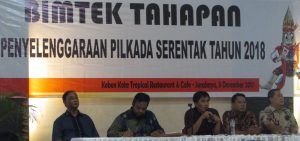 Nur Syamsi Ketua KPU Kota Surabaya bersama beberapa pengurus KPU kota Surabaya lainnya pada acara Bimtek Tahapan Penyelenggaraan Pilkada Serentak Tahun 2018 pada hari Sabtu (9/12/2017)