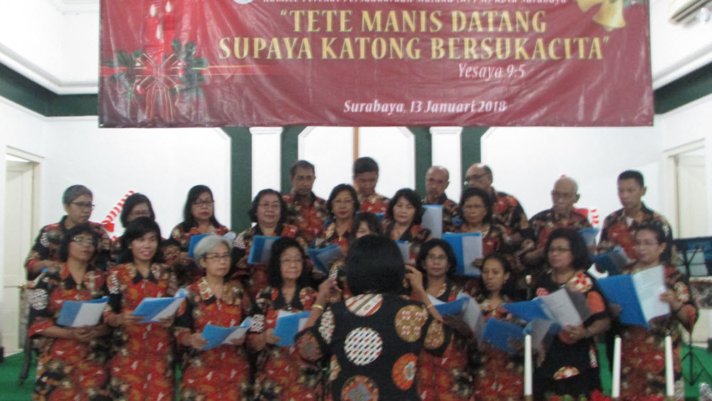 Koor dari GPIB Genta Kasih Rungkut saat perayaan Natal Komite Perekat Persaudaraan Maluku (KPPM) di Surabaya pada hari Sabtu (13/1/2018)