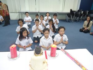 Seorang siswa SD Ciputra Surabaya beragama Budha sedang memperkenalkan agamanya kepada siswa lainnya saat kegiatan assembly pada hari Rabu lalu (28/2/2018)