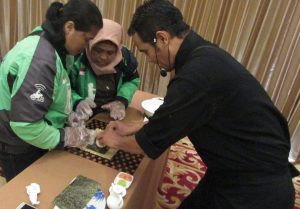 Para pengemudi ojek online (berbaju hijau) mengikuti pelatihan membuat sushi di hotel Verwood Surabaya dalam rangka hari Kartini