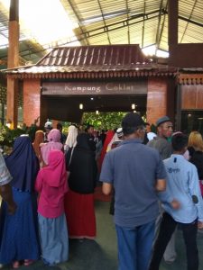 Wisatawan Memadati Gerbang Masuk Kampung Coklat, Blitar, Jawa Timur