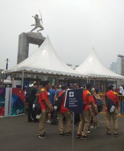 Volunteer Asian Games 2018 berbaju orange bagian Accreditation