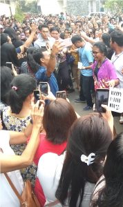 Ratusan Fans Jonatan Christie menanti kedatangan idolanya sebelum acara mini talkshow di SD Antonius Jakarta Timur hari Minggu (2/9/2018)