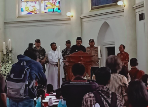 Gubernur Jawa Timur Soekarwo bersama Forkopimda Jawa Timur memantau suasana Natal 2018 di Gereja Kelahiran Santa Perawan Maria (Kelsapa) Surabaya pada Selasa (25/12/2018)