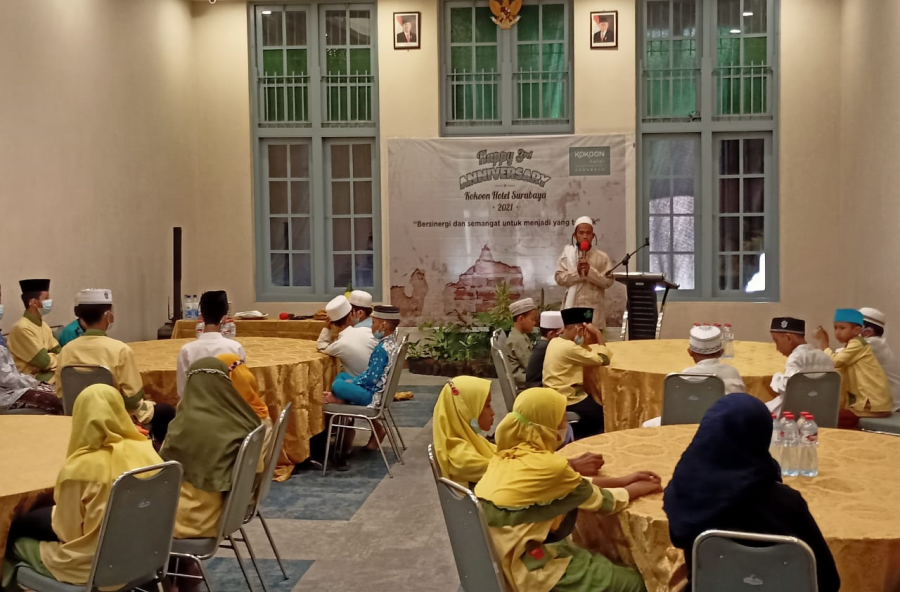 Suasana Syukuran dan Buka Puasa Bersama dengan anak-anak Panti Asuhan An-Najah Surabaya dalam rangka ulang tahun ketiga Hotel Kokoon Surabaya