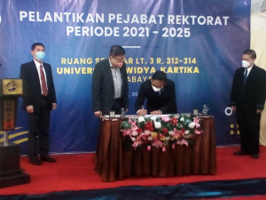 Prosesi Penandatanganan Pengurus Rektor Baru Universitas Widya Kartika Surabaya Periode 2021-2025