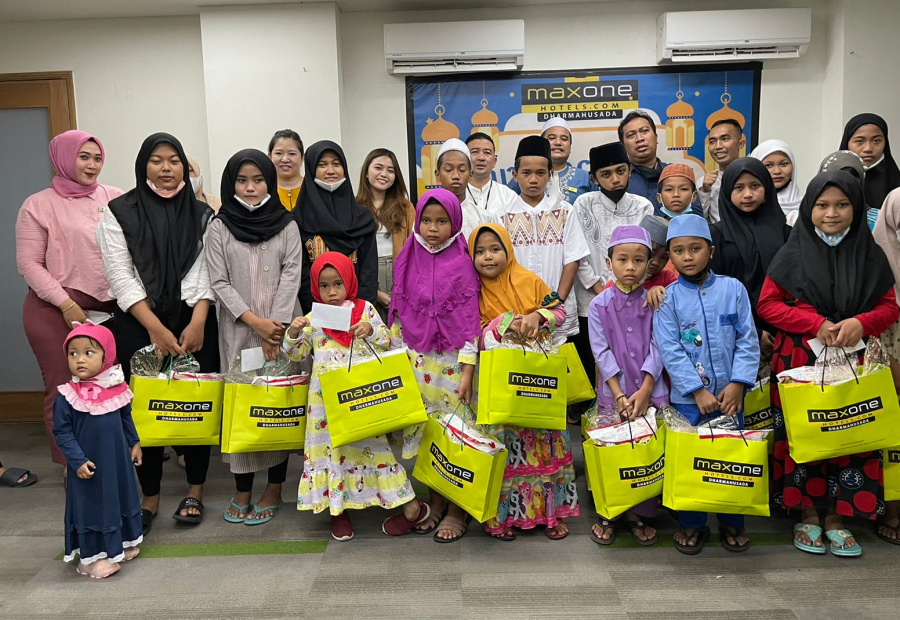 MaxOne Dharmahusada Surabaya Adakan Buka Puasa Bersama Anak-anak Yatim
